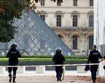 Alerta en París por Medio Oriente: desalojan por amenazas el Louvre y el Palacio de Versalles