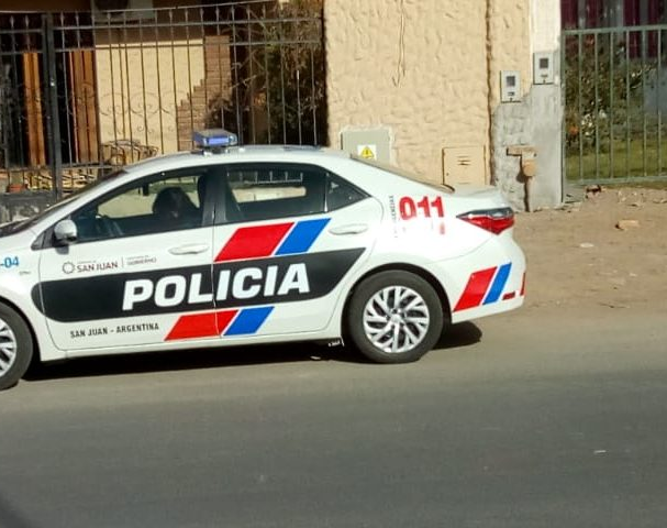 Los pescaron durmiendo en un patrullero, los sancionaron y se vengaron