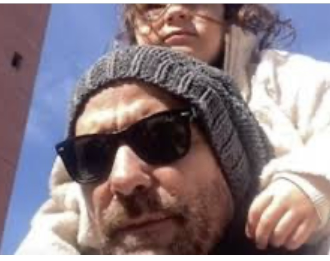 Un conocido actor llegó San Juan quiso subir al campanil pero estaba cerrado 