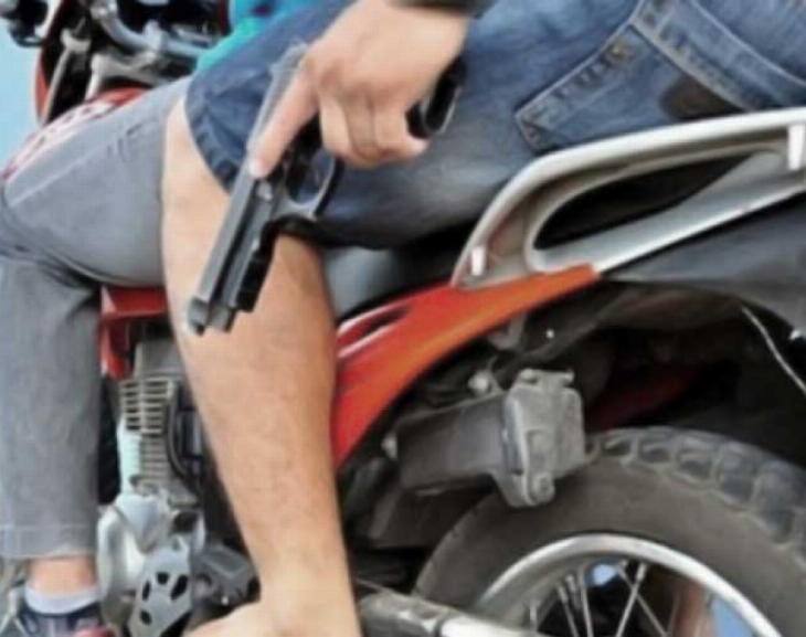 Motochorros abordaron a un conductor y le robaron una gran cantidad de dinero 