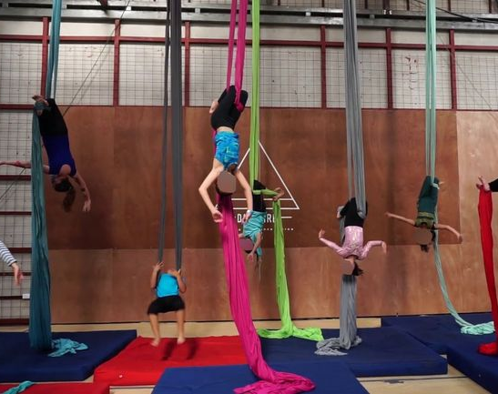 Atención papás! Una nena de 8 años murió ahorcada practicando acrobacias en telas