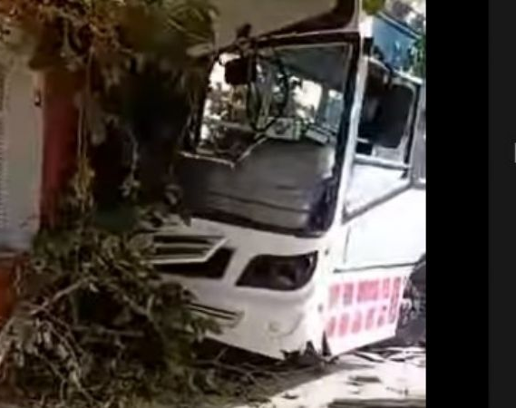 No te pierdas los videos del choque del colectivo de la Red Tulúm 