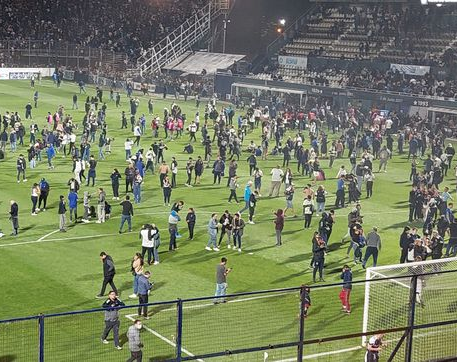 Tras los graves incidentes en el partido entre Gimnasia y Boca: Un hincha murió de un infarto 