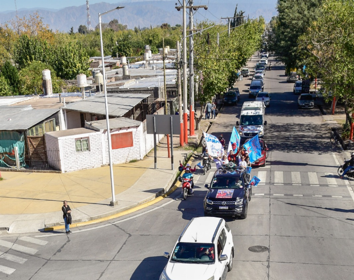 En una multitudinaria caravana Gioja y Gramajo recorrieron Chimbas 