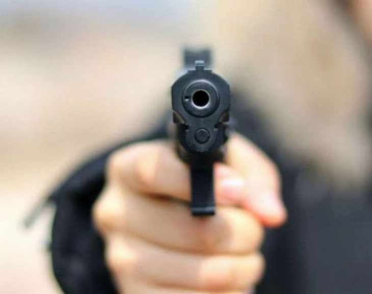 Fue a la casa de su hermana y le disparó con un arma de fuego