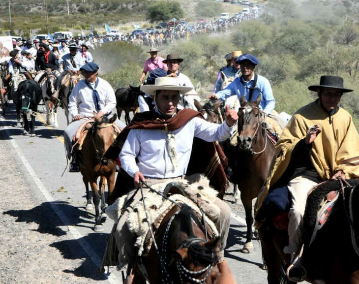 Escándalo en la Cabalgata de la Fé: rebencazos y gritos entre agrupaciones gauchas