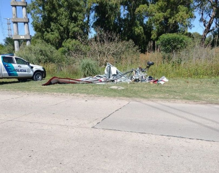 Un hombre en parapente se enredó en cables de alta tensión y murió