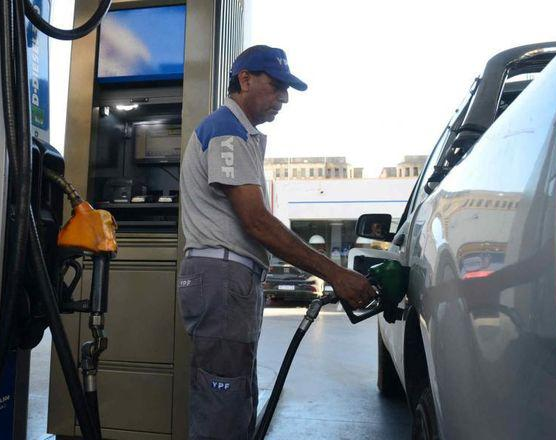 Por la falta de gasoil, los extranjeros pagarán mas caro el combustible en YPF
