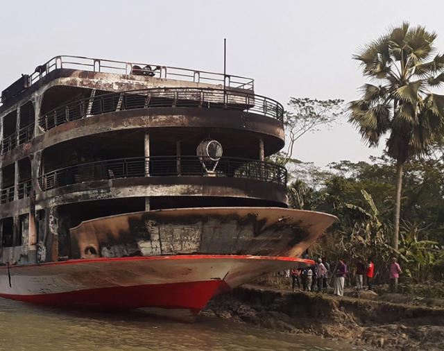 Al menos 37 personas mueren al incendiarse un ferri en Bangladesh