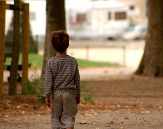 Una mujer encontró a un menor solo y llorando en la calle 