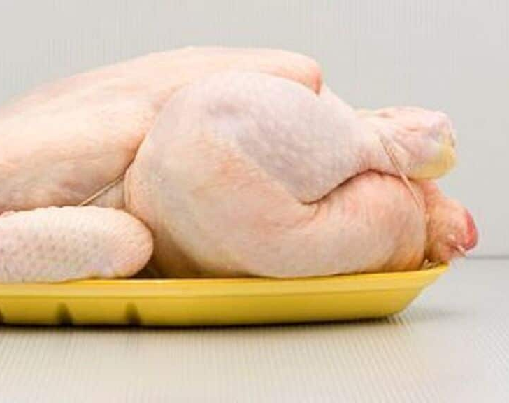 Advierten que el pollo seguirá subiendo de precio por la gripe aviar