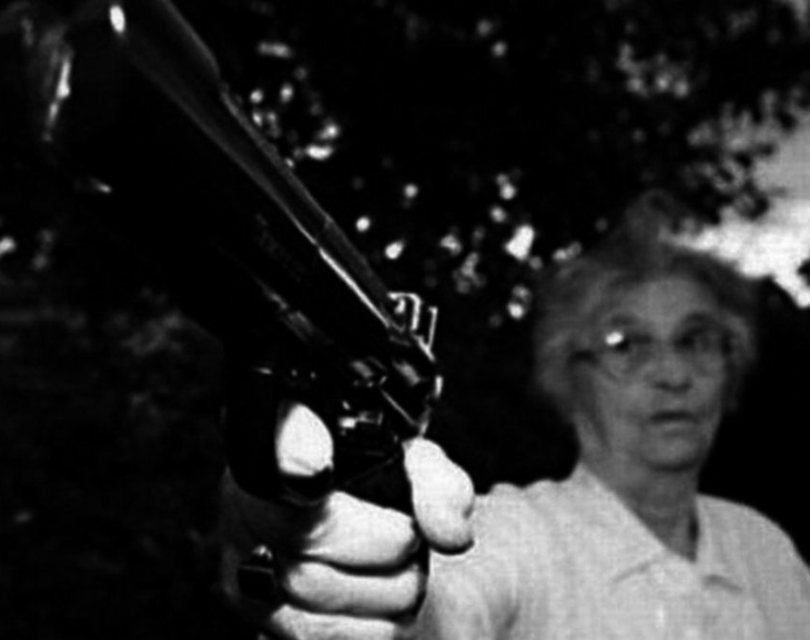 Una anciana vive sola en una casona de la Costa y la defiende con un método infalible