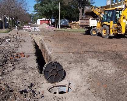La lluvia reventó una cloaca de Rawson pero OSSE ya trabaja para repararla