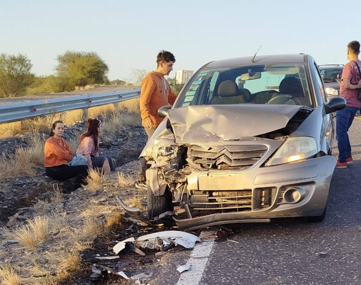 Grave accidente en la Ruta 141: un auto se cruzó de carril y chocó de frente