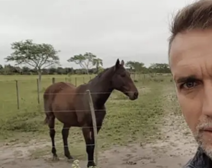 Gabriel Batistuta se defendió ante la denuncia por "explotación laboral" y mostró las casas de sus empleados