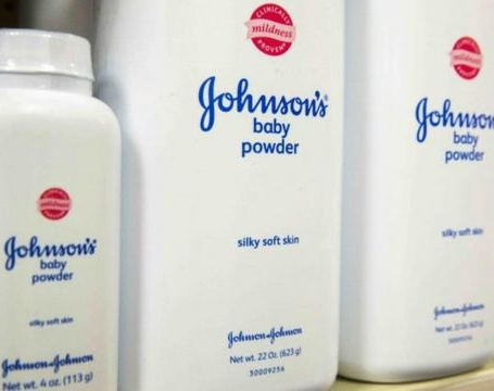 Johnson & Johnson suspenderá la venta de su talco para bebés en todo el mundo