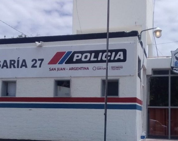 Quiso robarle el arma a un policía y terminó detenido