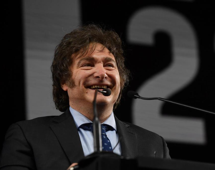 Una nueva polémica: para Milei "una empresa puede contaminar un río todo lo que quiera"