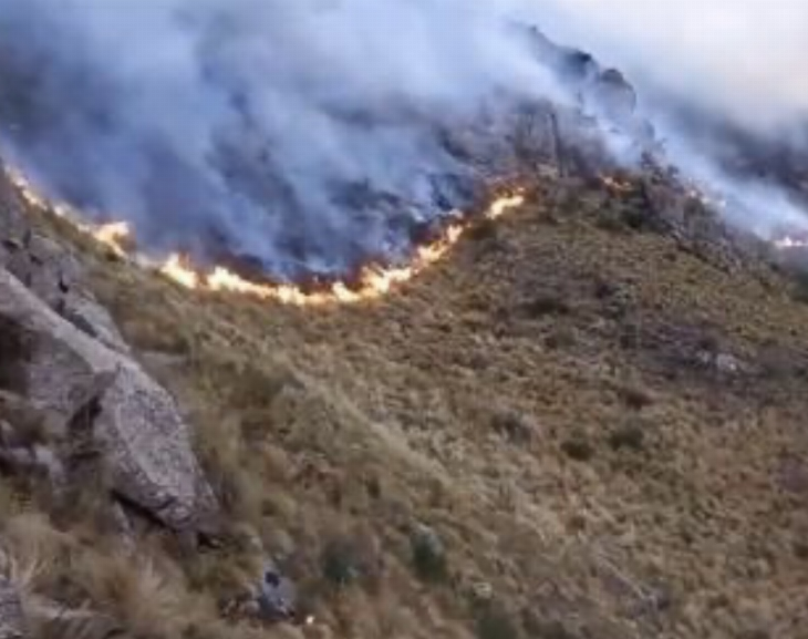 Siguen combatiendo el incendio en el Cerro Uritorco y hay 200 autoevacuados por humo