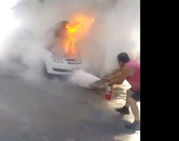 Video: Se le incendió el taxi en Concepción, explotó y todo quedo grabado