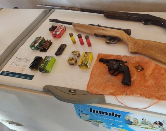 Creían que un hombre encubría una estafa y se toparon con un arsenal