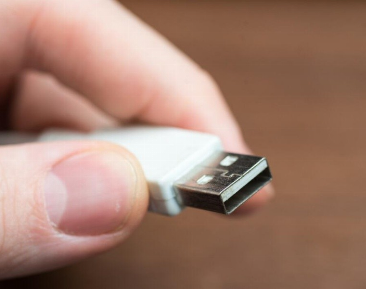 Un joven quiso medir su miembro con un USB y tuvieron que operarlo para sacárselo