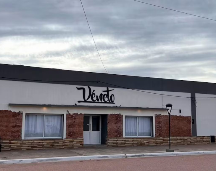 Un jefe policial usó a presos para su casamiento: hicieron el asado y trabajaron de mozos