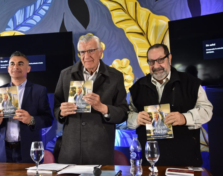 José Luis Gioja presentó el libro que contiene su plan de gobierno