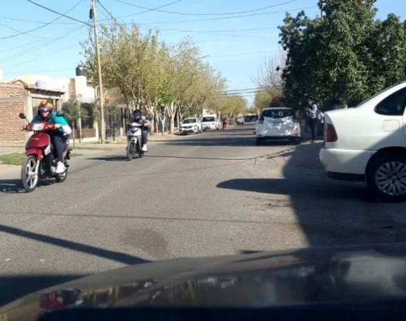 Inconcientes: dos jóvenes fueron filmados corriendo picadas en una zona transitada
