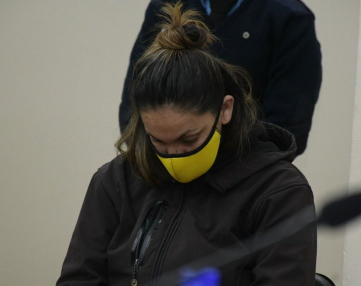 La portera vinculada a un menor volvió a la escuela y los padres estallaron de bronca 
