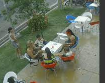 Tomaban un helado en familia y les intentaron robar el celular 