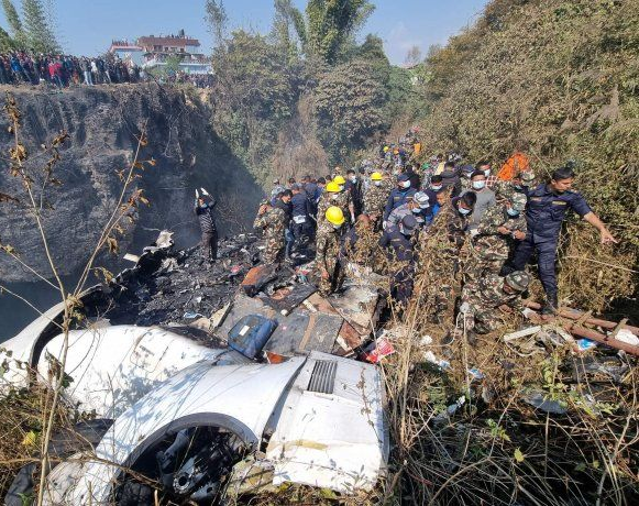 Tragedia en Nepal: murieron 67 personas al estrellarse un avión, en el que viajaba un argentino