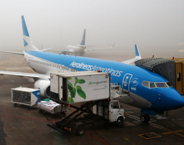 Por una tormenta hay más de 30 vuelos demorados entre Ezeiza y Aeroparque
