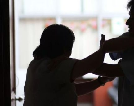 Delante de sus hijos, la golpeó, le tiró una taza y como lo dejaron fuera, apedreó la casa