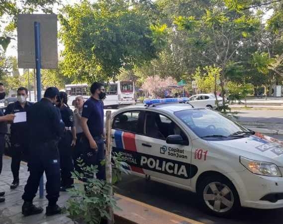 Generó disturbios frente a una conocida escuela y la policía lo metió preso