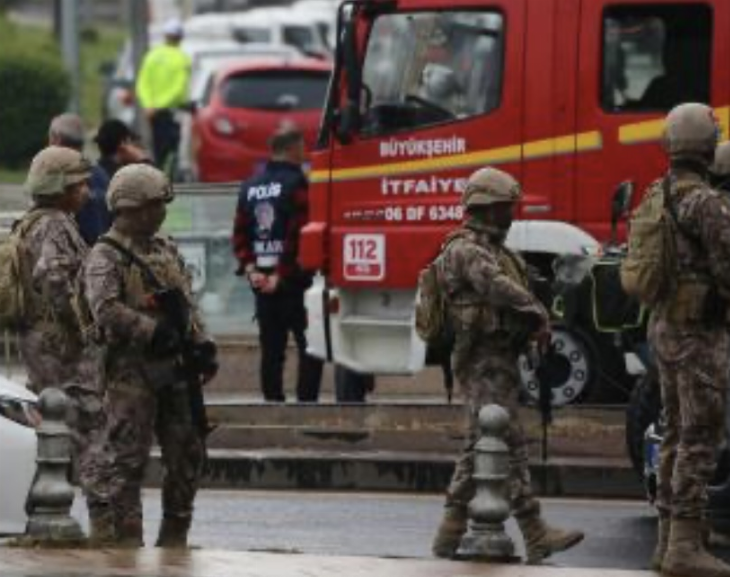 Un atacante suicida se inmoló en la capital de Turquía y otro murió a tiros por policías