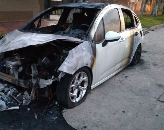 Su auto empezó a prenderse fuego mientras manejaba