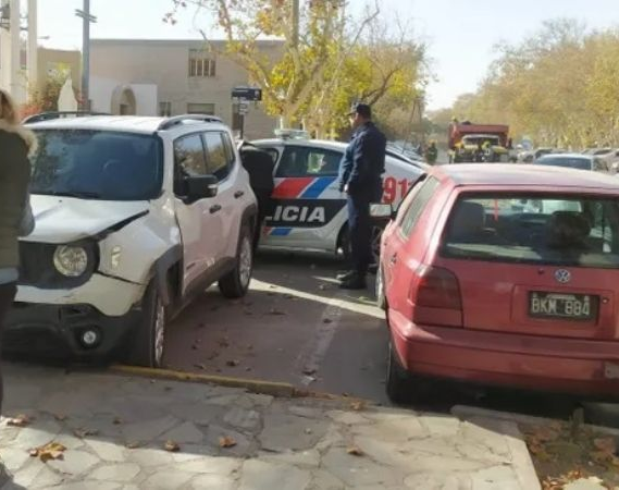 Eso va a salir caro: chocó su Jeep contra un auto estacionado en pleno centro