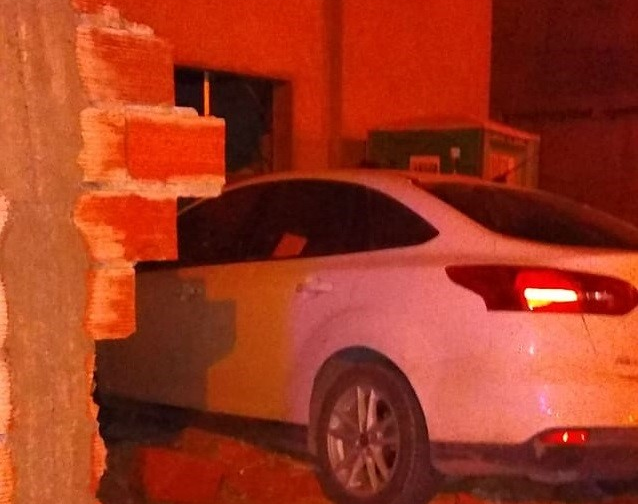 Iba borracho y chocó contra una casa 