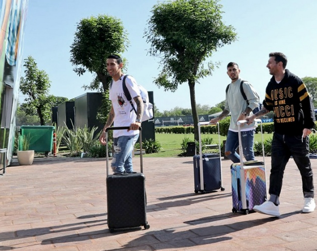 Messi llegó al país para sumarse al seleccionado argentino