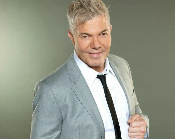 Burlando el popular: se lanzó como candidato en musculosa, short y ojotas