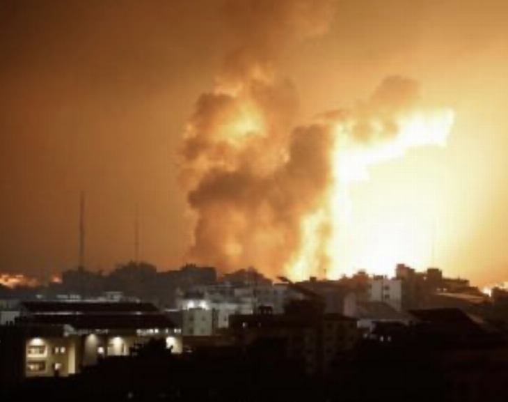 Israel bombardea Gaza e intercambia disparos con Hezbollah en la frontera del Líbano
