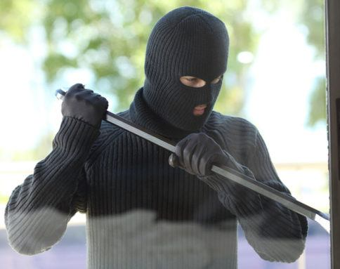 Un robo de película en Santa Lucía: delincuentes maniataron al dueño y encerraron a su familia 