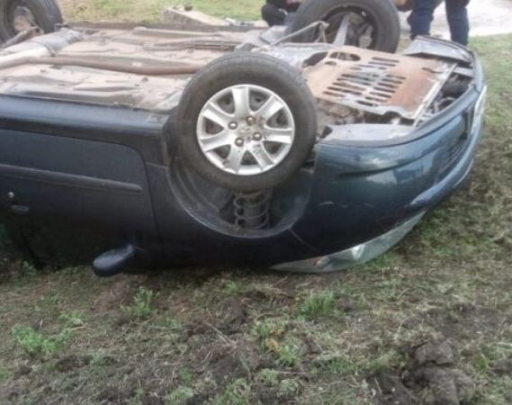 Una joven perdió el control de su auto y volcó 