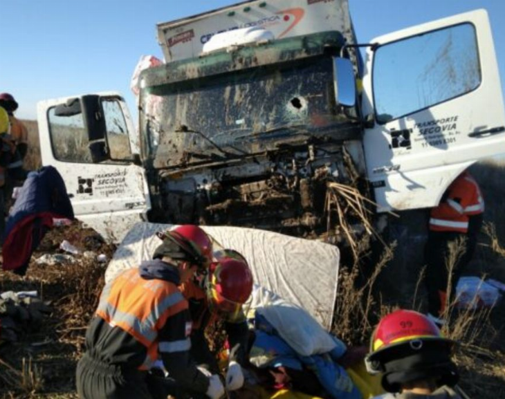 Un camionero fue apedreado cuando intentaba eludir un piquete de transportistas, chocó y murió
