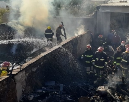 Un incendio arrasó con todo en una carpintería y generó pánico en los vecinos 