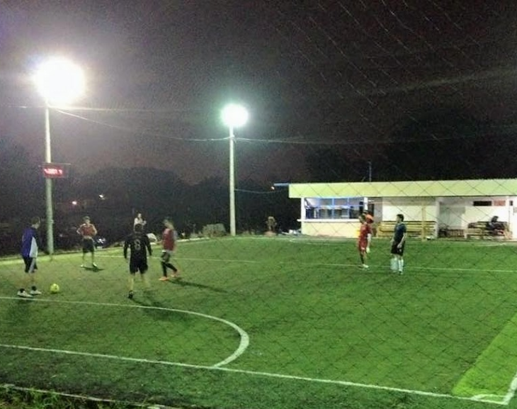 A las piñas, un grupo de jóvenes definió un partido de fútbol 5 