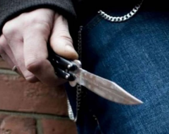 Violento robo en Rawson: atacaron a una mujer y un menor con un cuchillo 