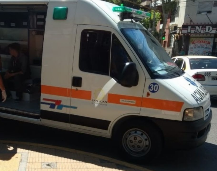 Al chocar con un auto,  terminó fracturado 