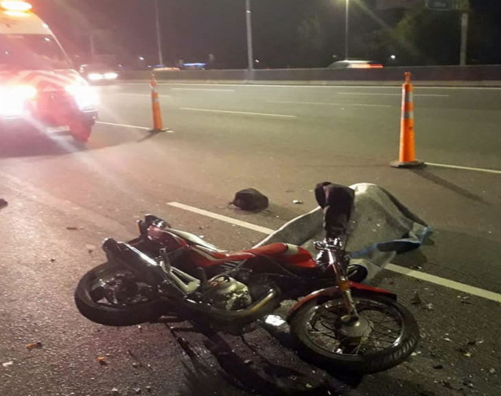 Chocó su moto contra un colectivo y quedó gravemente herido